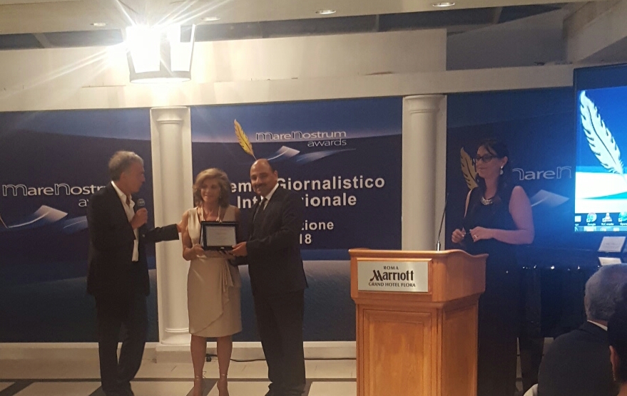 Mr El Mostafa FAKHIR recevant le Prix Journalistique International MARE NOSTRUM