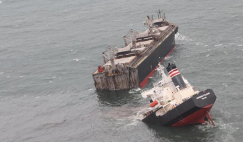Au Japon, le “Crimson Polaris” se brise en deux, une fuite de carburant constatée Vidéo: Au Japon, le navire “Crimson Polaris” se brise en deux, une fuite de carburant constatée