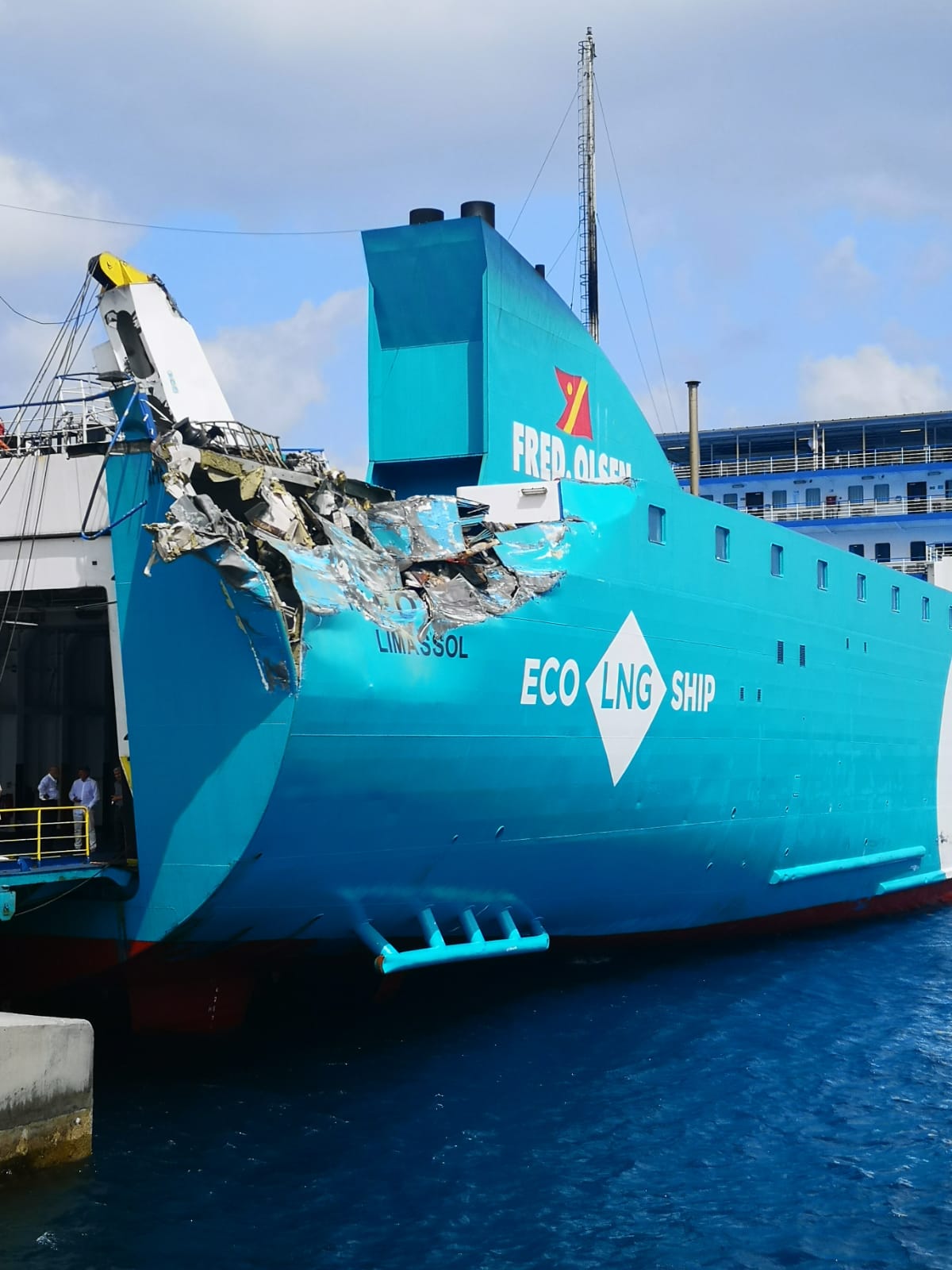 La poupe du ferry Napoles endommagé au niveau des oeuvres mortes du navire